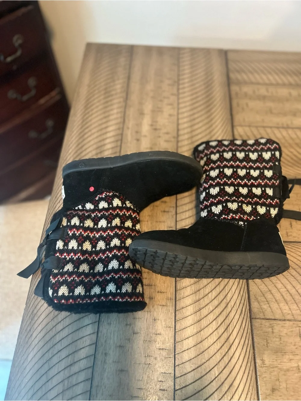 Ugg Heart Knotty boots size 4